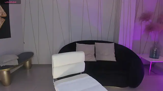 NiaHolland online show from April 18, 2026, 4:55 pm