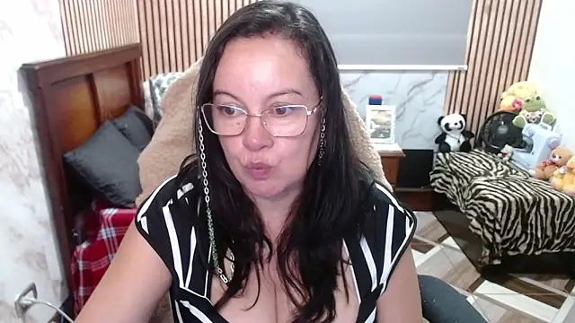 Sonialorens  online show from April 13, 2026, 4:23 pm