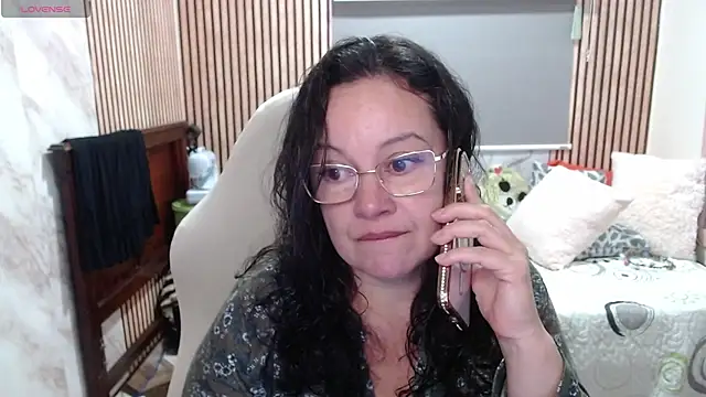 Sonialorens  online show from May 21, 2026, 4:03 pm