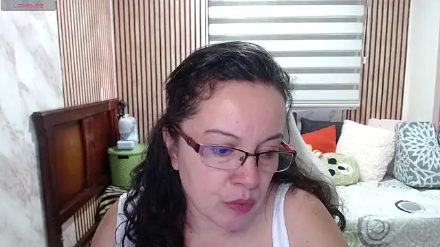 Sonialorens  online show from June 2, 2026, 9:39 pm