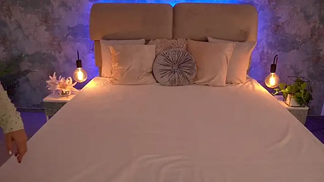 MirandaHobbs online show from November 10, 2025, 8:46 am