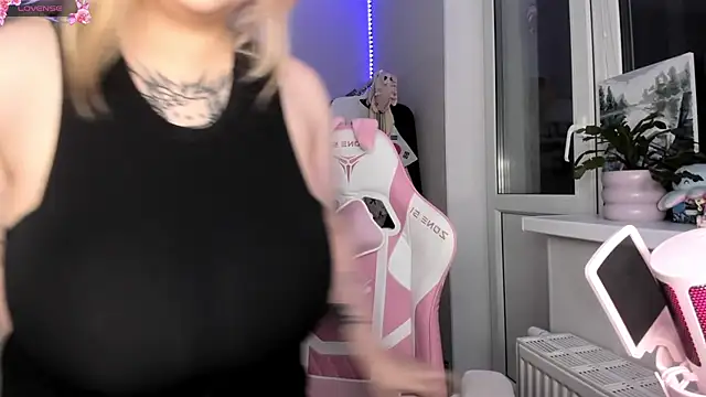 Snapshot of B_Ratz chatting on September 28, 2025, 9:42 pm B Ratz online show from September 28, 2025, 9:42 pm