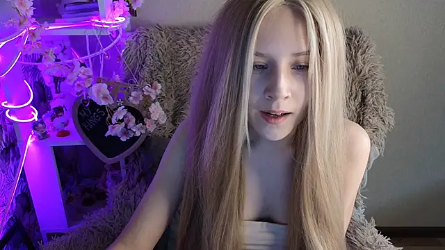 sarakaell online show from September 12, 2025, 2:11 am