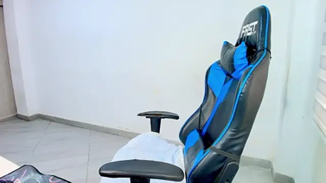 sophiax-x online show from March 5, 2026, 5:42 pm