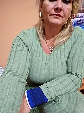 Snapshot of CRHYSTEL chatting on December 27, 2024, 5:05 pm CRHYSTEL online show from December 27, 2024, 5:05 pm