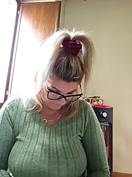 Snapshot of CRHYSTEL chatting on January 29, 2025, 2:10 pm CRHYSTEL online show from January 29, 2025, 2:10 pm