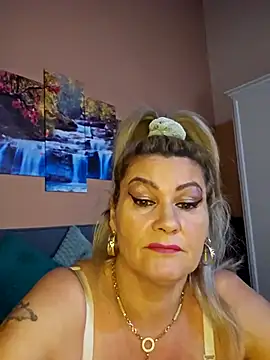 Snapshot of CRHYSTEL chatting on March 18, 2025, 8:36 am CRHYSTEL online show from March 18, 2025, 8:36 am