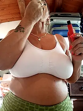 Snapshot of CRHYSTEL chatting on October 14, 2025, 6:47 am CRHYSTEL online show from October 14, 2025, 6:47 am