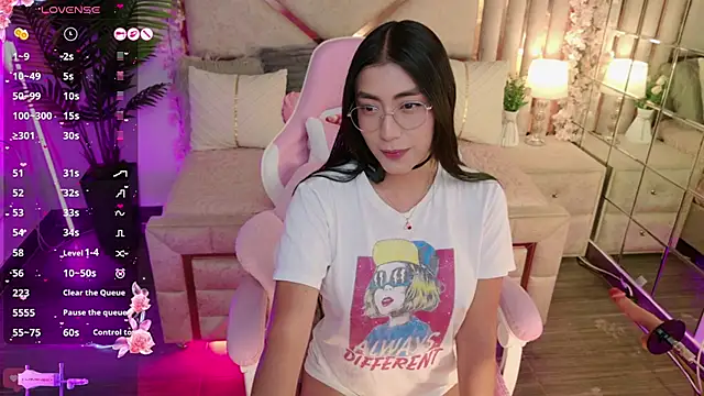 Snapshot of shanon- chatting on October 3, 2025, 11:57 pm shanon- online show from October 3, 2025, 11:57 pm