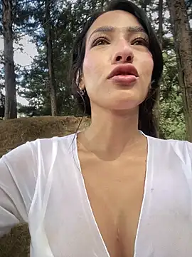 DulceLenns online show from November 9, 2025, 7:01 pm