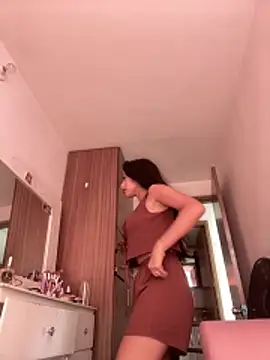 DulceLenns online show from December 4, 2025, 6:16 pm