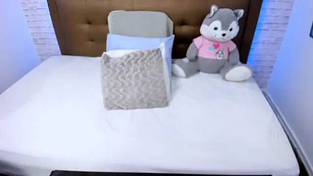 Snapshot of olivia_love_ chatting on February 5, 2025, 10:22 pm olivia love online show from February 5, 2025, 10:22 pm