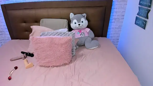 Snapshot of olivia_love_ chatting on March 12, 2025, 9:13 pm olivia love online show from March 12, 2025, 9:13 pm