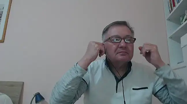 Snapshot of YOU6me chatting on December 6, 2024, 5:33 pm YOU6me online show from December 6, 2024, 5:33 pm
