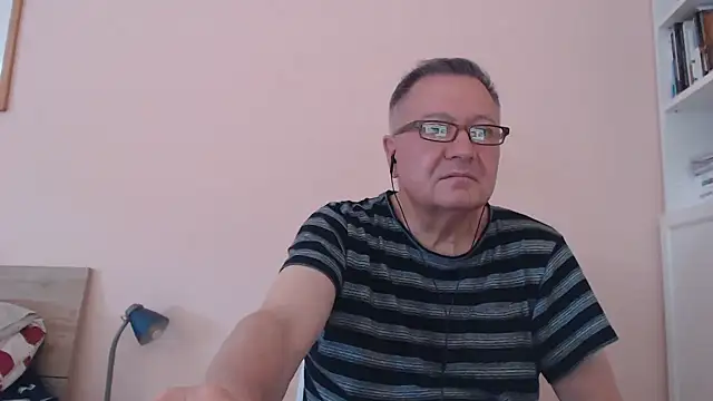 Snapshot of YOU6me chatting on September 15, 2025, 9:53 am YOU6me online show from September 15, 2025, 9:53 am