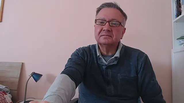 Snapshot of YOU6me chatting on November 6, 2025, 10:05 am YOU6me online show from November 6, 2025, 10:05 am