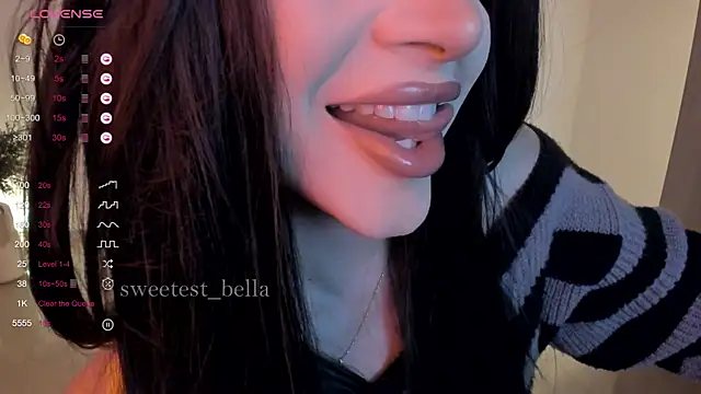 Snapshot of sweetest_bella chatting on October 11, 2025, 11:03 pm sweetest bella online show from October 11, 2025, 11:03 pm