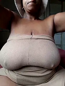 winterqueenx online show from November 16, 2025, 12:44 pm