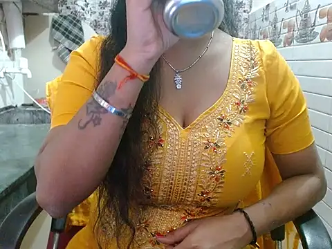 Snapshot of LovingPihu chatting on March 23, 2026, 5:44 am LovingPihu online show from March 23, 2026, 5:44 am