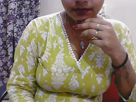 LovingPihu online show from May 18, 2026, 5:24 am