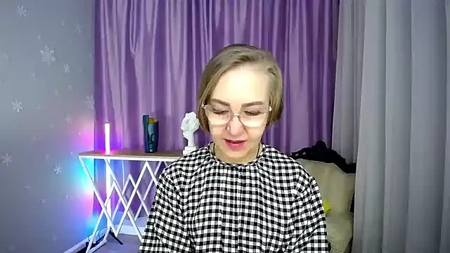 Snapshot of queen_a_n_i chatting on October 7, 2025, 10:45 am queen a n i online show from October 7, 2025, 10:45 am