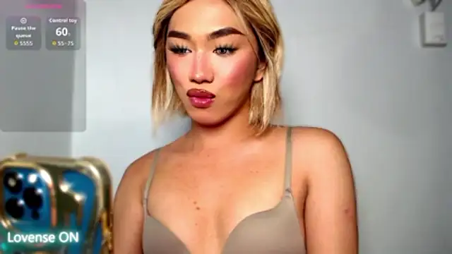 Snapshot of Local_Hoelyx chatting on October 31, 2025, 7:37 pm Local Hoelyx online show from October 31, 2025, 7:37 pm