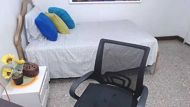 emiliaa hot online show from December 1, 2024, 11:47 pm