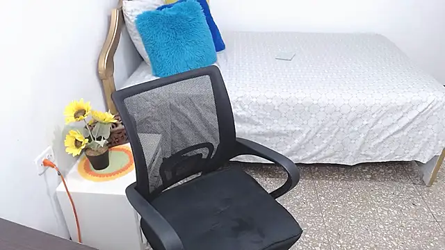 Snapshot of emiliaa_hot chatting on December 4, 2024, 8:29 pm emiliaa hot online show from December 4, 2024, 8:29 pm