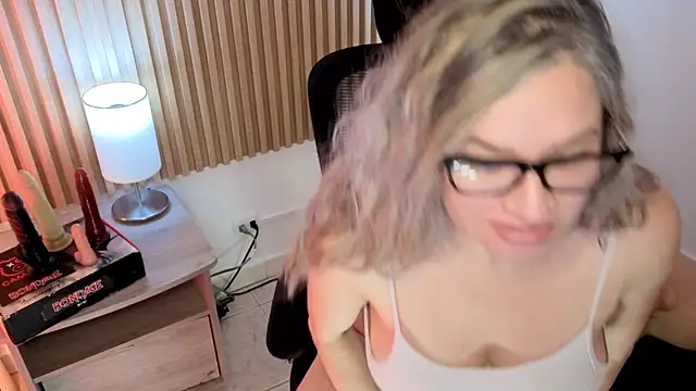 MarianL0ve online show from November 15, 2025, 12:13 pm