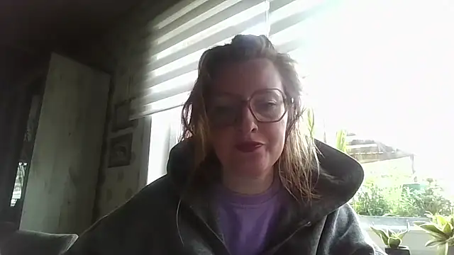 LiquidLeonie online show from May 8, 2026, 5:35 am