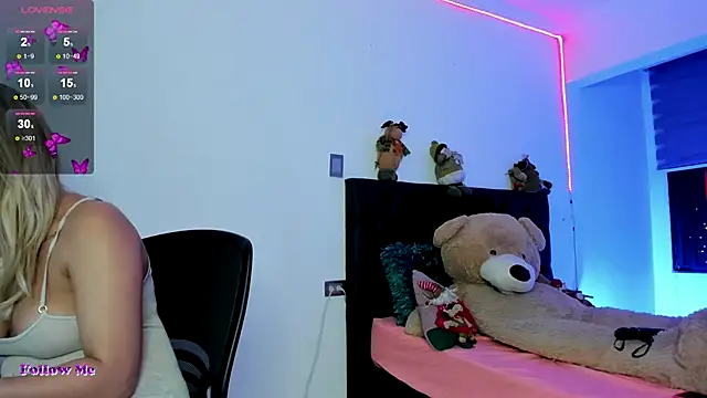 Snapshot of SussiVega chatting on December 18, 2024, 2:42 am SussiVega online show from December 18, 2024, 2:42 am