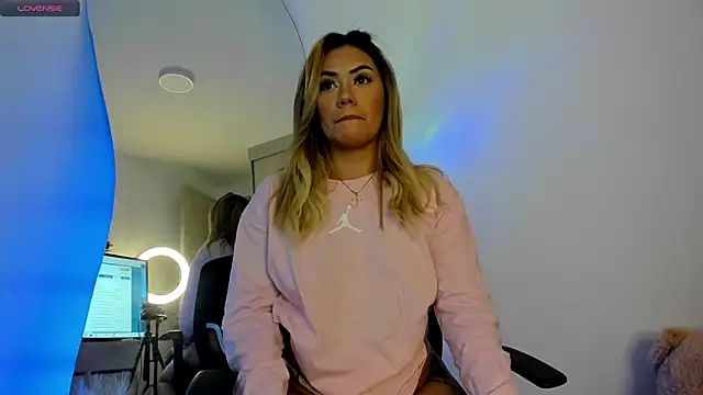 Snapshot of SussiVega chatting on March 3, 2025, 10:10 pm SussiVega online show from March 3, 2025, 10:10 pm