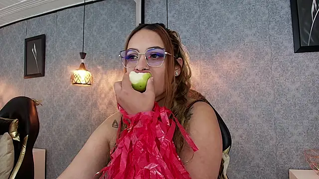 Snapshot of Emiily_W chatting on September 10, 2025, 12:05 pm Emiily W online show from September 10, 2025, 12:05 pm