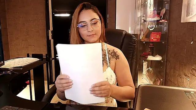 Snapshot of Emiily_W chatting on October 21, 2025, 11:11 am Emiily W online show from October 21, 2025, 11:11 am