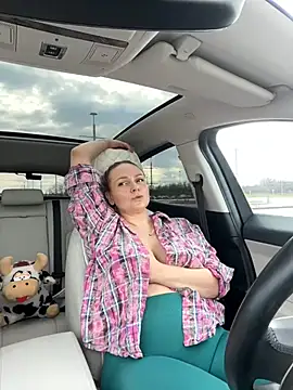 Snapshot of Bondgirl_013 chatting on January 24, 2025, 9:28 am Bondgirl 013 online show from January 24, 2025, 9:28 am