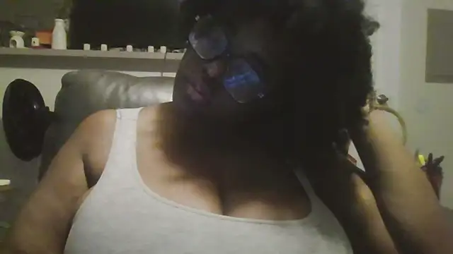 Snapshot of MissCC99 chatting on October 6, 2025, 12:52 am MissCC99 online show from October 6, 2025, 12:52 am