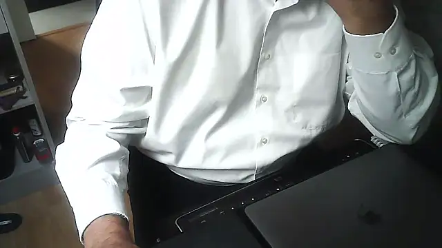 Snapshot of DUDURA@xh chatting on December 6, 2024, 10:27 am DUDURAxh online show from December 6, 2024, 10:27 am