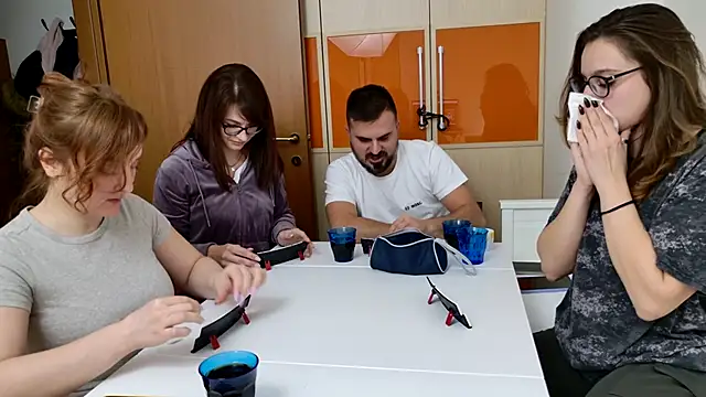 Snapshot of Tinas5 chatting on November 28, 2025, 8:44 pm Tinas5 online show from November 28, 2025, 8:44 pm