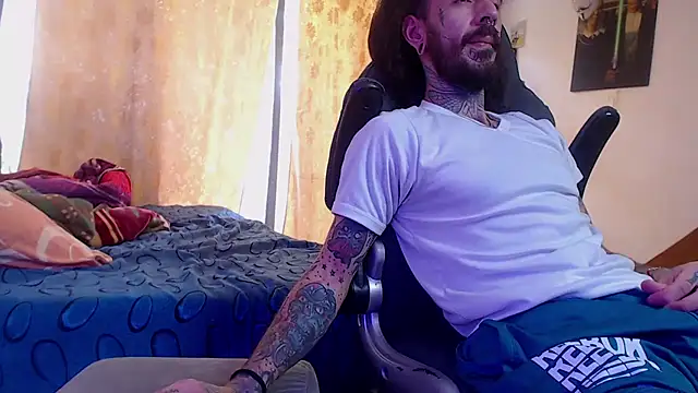 Snapshot of harry_reems1 chatting on December 17, 2024, 4:11 pm harry reems1 online show from December 17, 2024, 4:11 pm