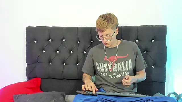 Snapshot of A_sexy_couple__ chatting on October 5, 2025, 1:59 am A sexy couple online show from October 5, 2025, 1:59 am