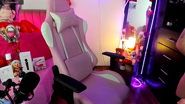 Snapshot of lilly_sweett chatting on February 15, 2025, 6:44 am lilly sweett online show from February 15, 2025, 6:44 am