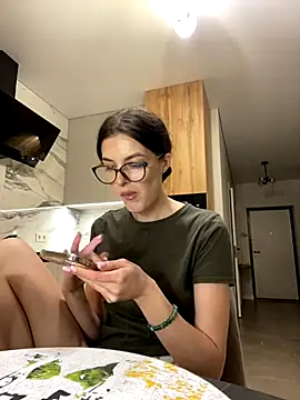 little belucci online show from November 30, 2025, 2:21 pm