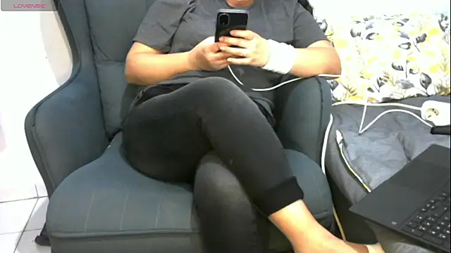 Snapshot of insatiableeee chatting on January 18, 2025, 8:30 pm insatiableeee online show from January 18, 2025, 8:30 pm