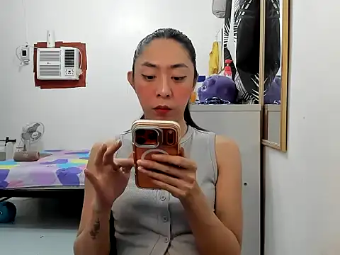 Snapshot of ErikaJayne4u chatting on July 13, 2026, 5:10 am ErikaJayne4u online show from July 13, 2026, 5:10 am