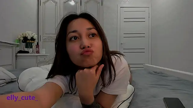 Snapshot of Elly_Cute chatting on December 10, 2024, 9:54 pm Elly Cute online show from December 10, 2024, 9:54 pm