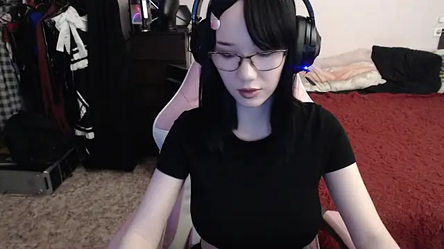 Snapshot of Maya_Viola chatting on March 3, 2025, 8:38 am Maya Viola online show from March 3, 2025, 8:38 am