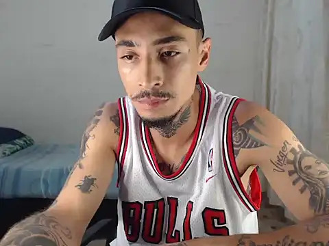 emiliano hottt online show from September 29, 2025, 9:08 pm