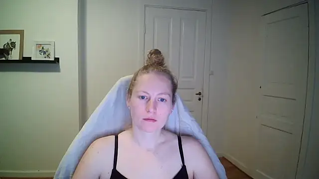 Snapshot of Girlnina-1995 chatting on October 21, 2025, 11:22 am Girlnina-1995 online show from October 21, 2025, 11:22 am