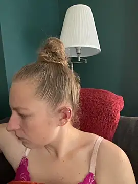 Snapshot of Girlnina-1995 chatting on October 28, 2025, 10:41 am Girlnina-1995 online show from October 28, 2025, 10:41 am