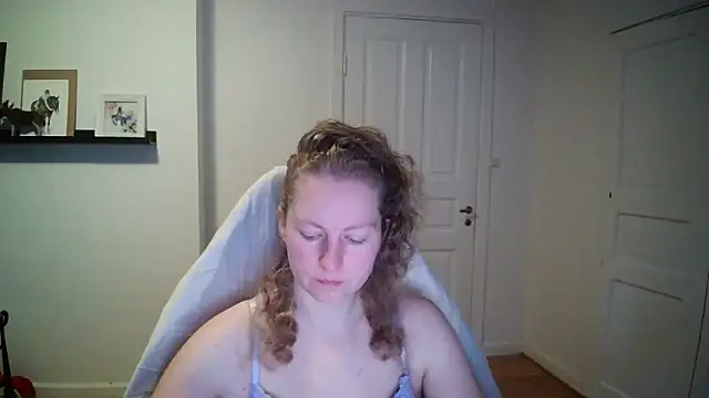 Snapshot of Girlnina-1995 chatting on November 18, 2025, 8:52 am Girlnina-1995 online show from November 18, 2025, 8:52 am